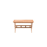 Vue rapprochée du plateau en bois naturel de la table de jardin
