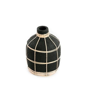 Vase courbé en terre cuite noir et rotin S