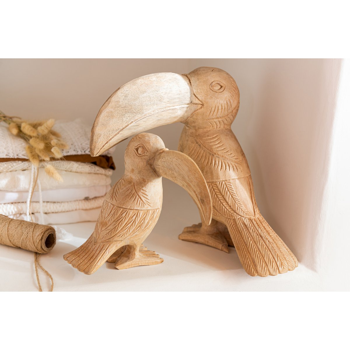 Figurine toucan en bois naturel de J-Line, vue de côté
