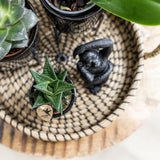 Ornement singe assis en polystone noir