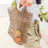 Sac en raphia CANANG, mettant en avant la texture et le savoir-faire artisanal