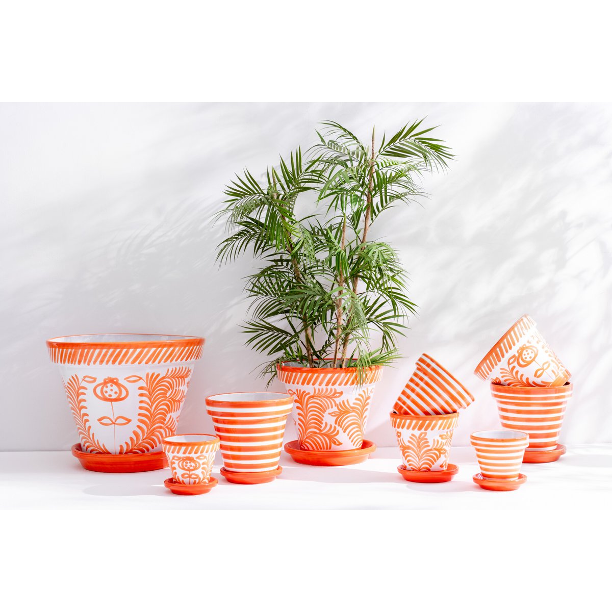 Pot J-Line Granada Stripes avec des plantes, ambiance méditerranéenne