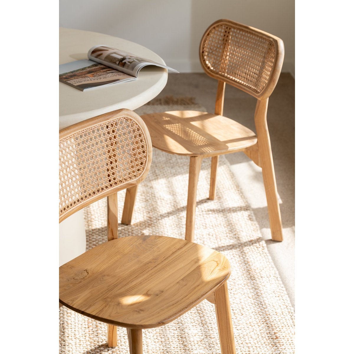 Chaise J-Line Peanut avec des accessoires de décoration