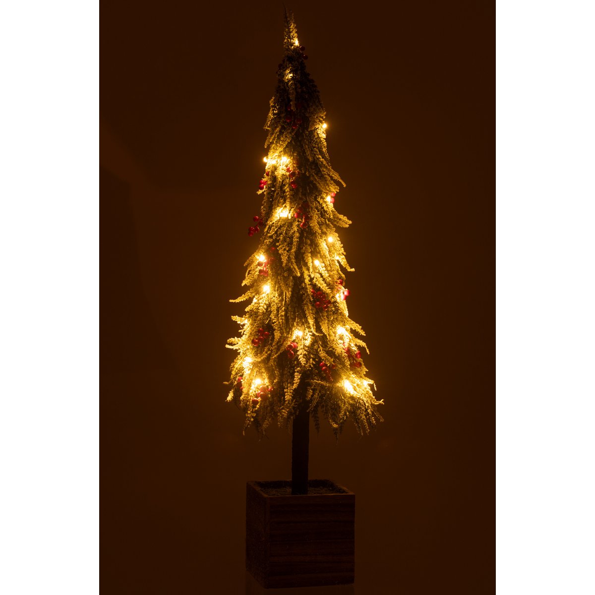 Sapin de Noël J-Line avec éclairage LED, créant une ambiance chaleureuse