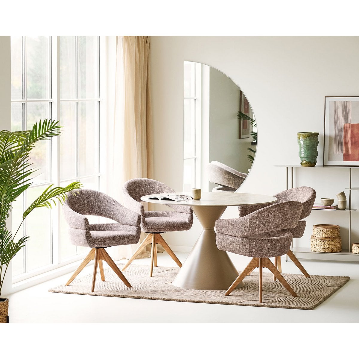 Vue rapprochée du tissu marron de la chaise Dover