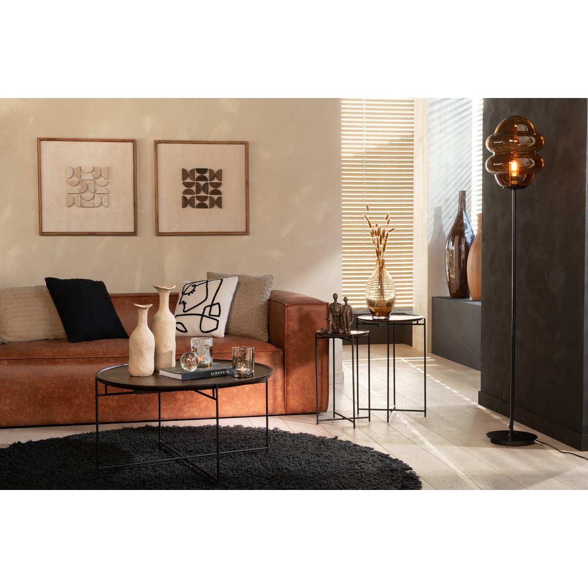 Vue latérale du vase J-Line Joey en verre marron
