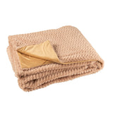 Couverture J-Line en polyester, mise en scène dans un salon chic