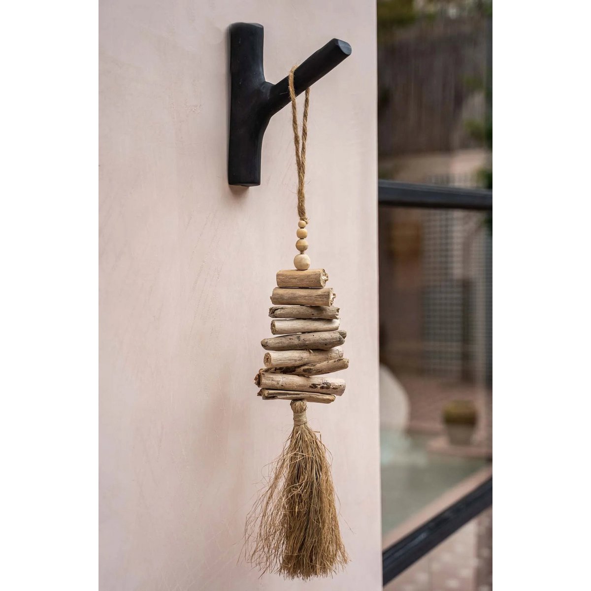 Détail du pompon en bois flotté et raphia