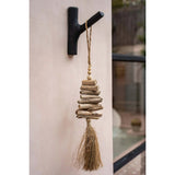 Détail du pompon en bois flotté et raphia