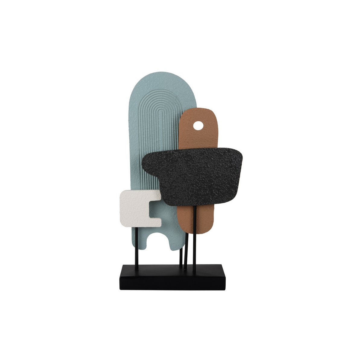 Statue abstraite multicolore en bois sur fond blanc