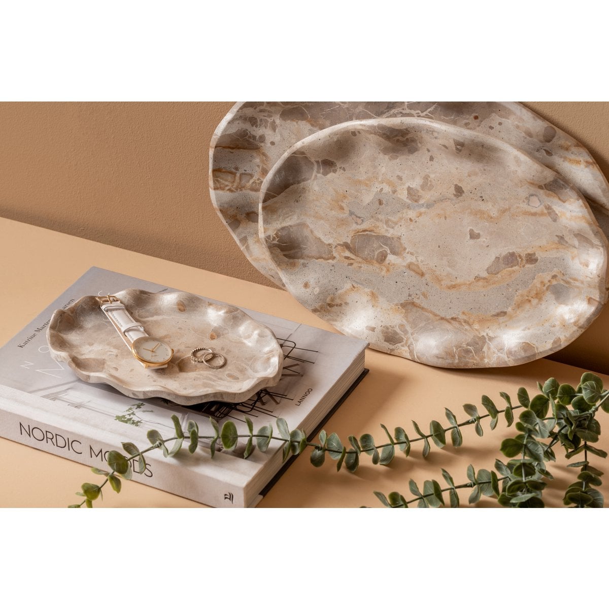 Bol Fleur Grand en marbre marron, présenté sur une table