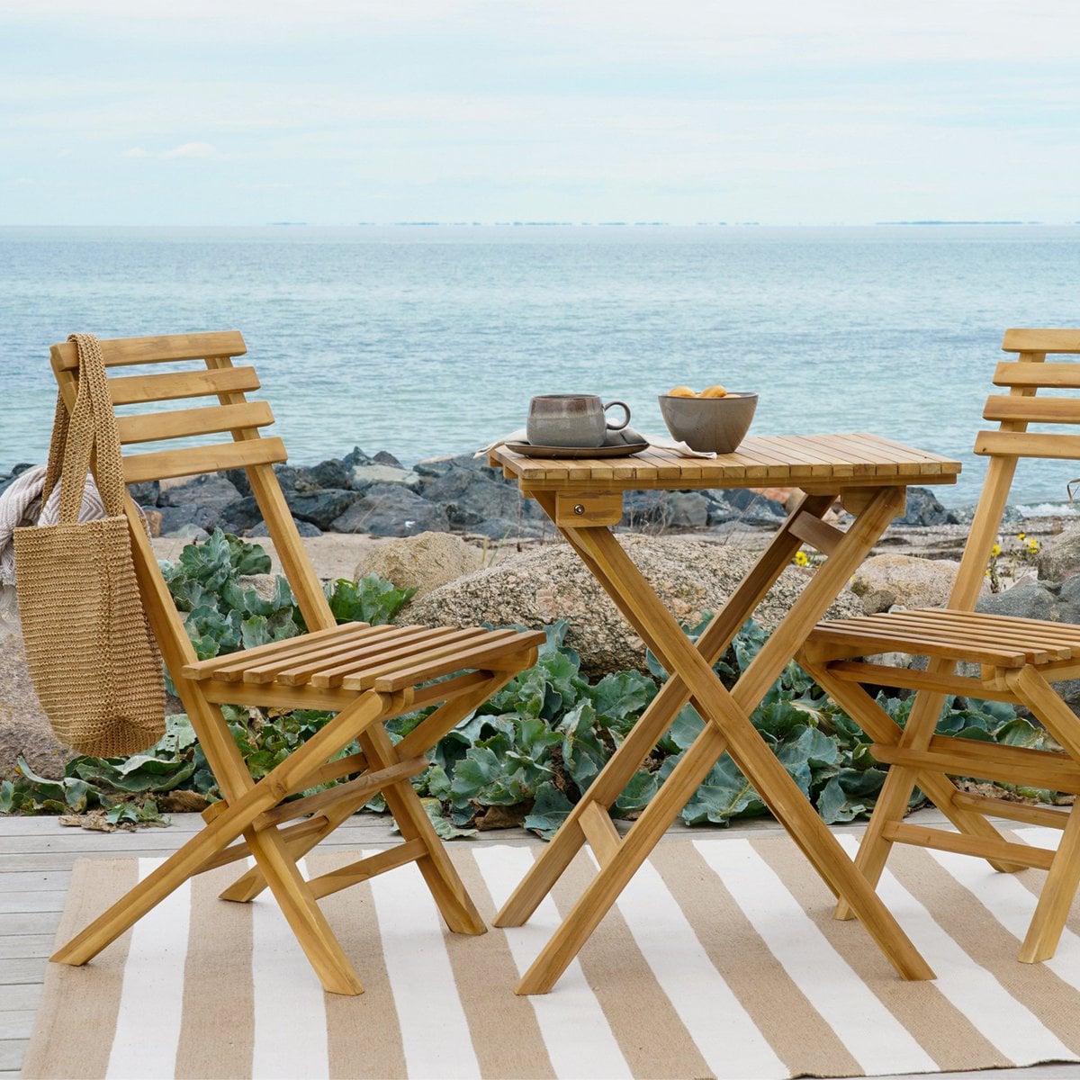 Détail de la chaise en teck naturel de l'ensemble Cuenca Café