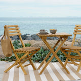 Détail de la chaise en teck naturel de l'ensemble Cuenca Café
