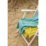 Drap hammam Cancun Curaçao - mise en scène sur un banc en bois