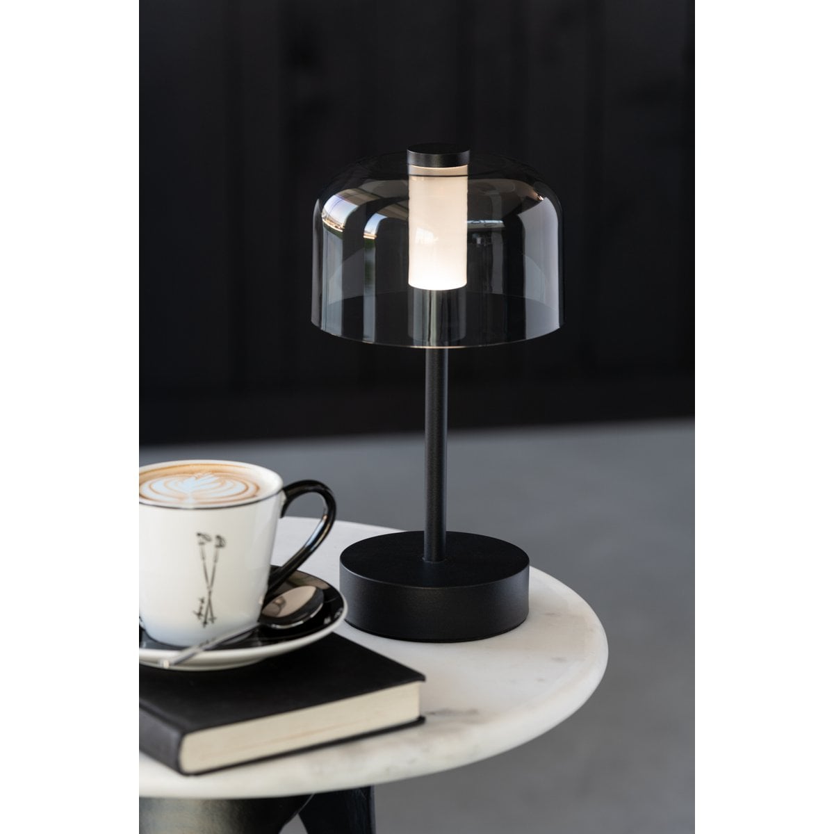 Lampe J-Line Woa sur un bureau chic, décoration raffinée