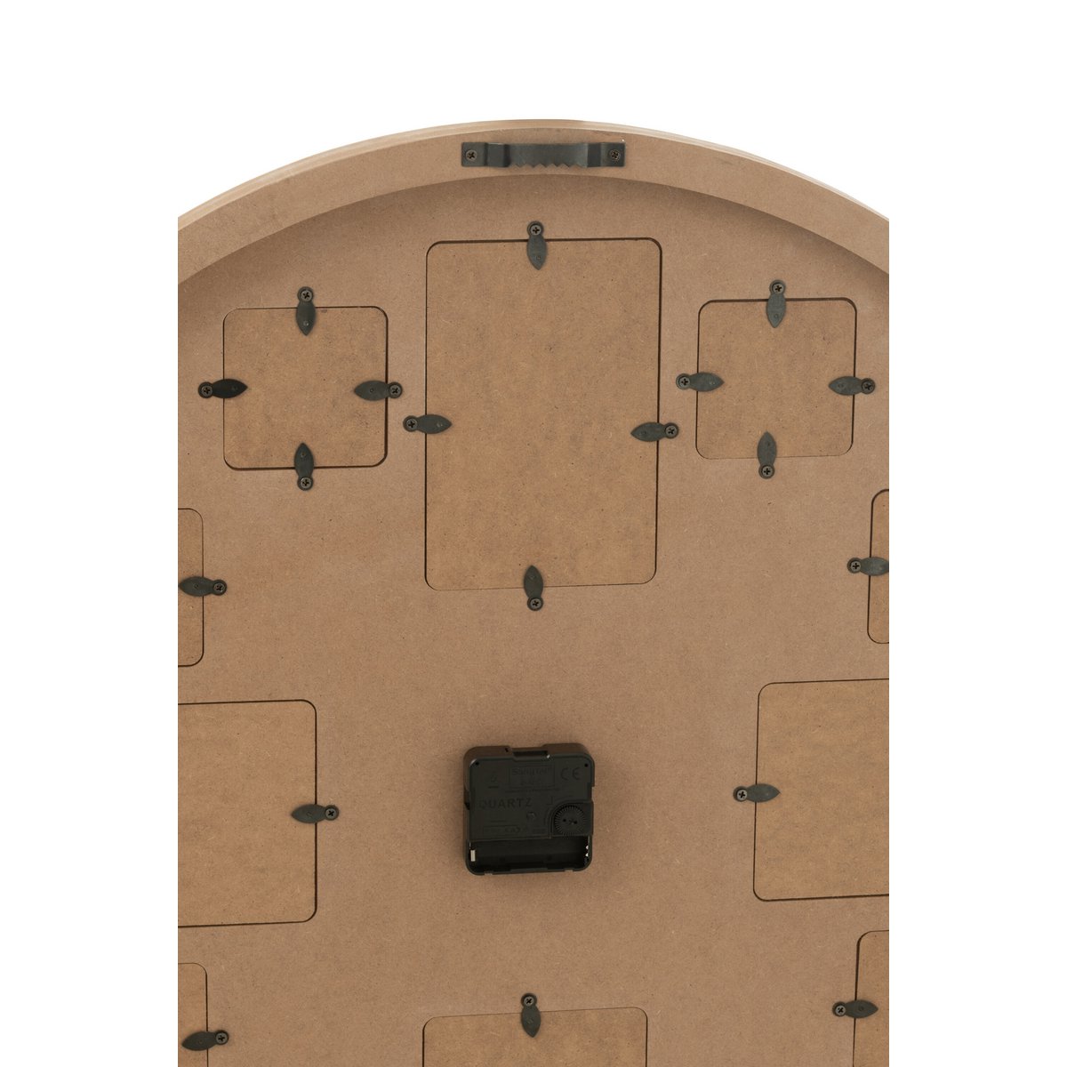Détail de l'horloge murale J-Line en bois, finition moderne