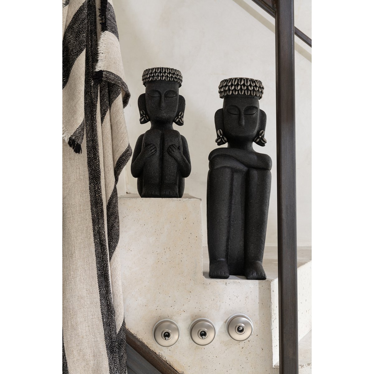 Statue Ethnique J-Line en pierre et résine sur une table décorative
