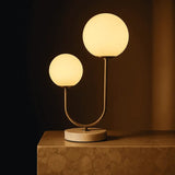 Lampe à poser en marbre blanc et métal doré