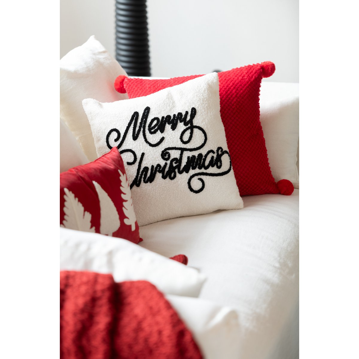 Ambiance festive avec le coussin J-Line dans un intérieur chic