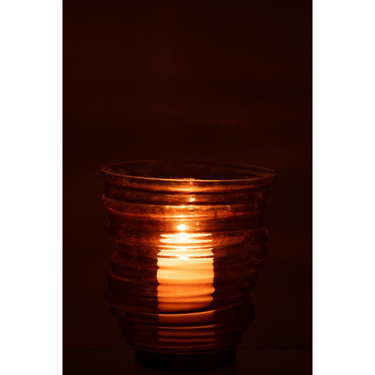 Vase Tornado sur une table, ajout de style à votre intérieur.