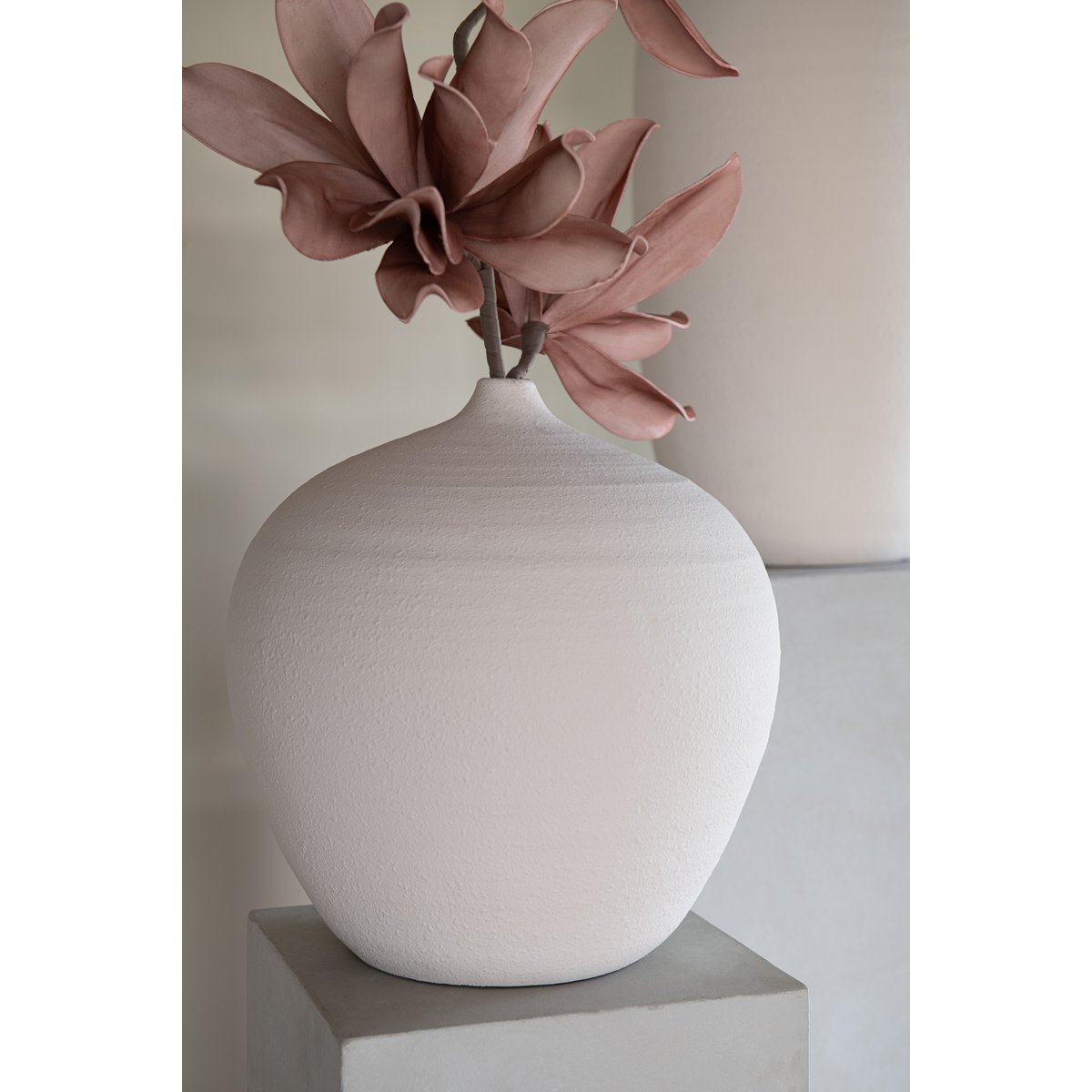 Vase Bouteille Cassia J-Line en céramique blanche, vue de face
