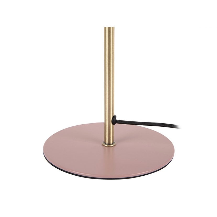 Lampe Bonnet sur une table d'appoint, créant une ambiance chaleureuse.