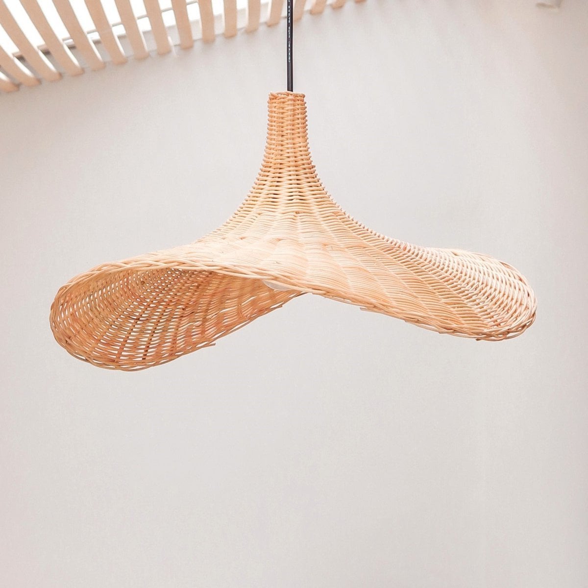 Lampe en rotin SAYAN, abat-jour naturel en fibres de rotin tissées
