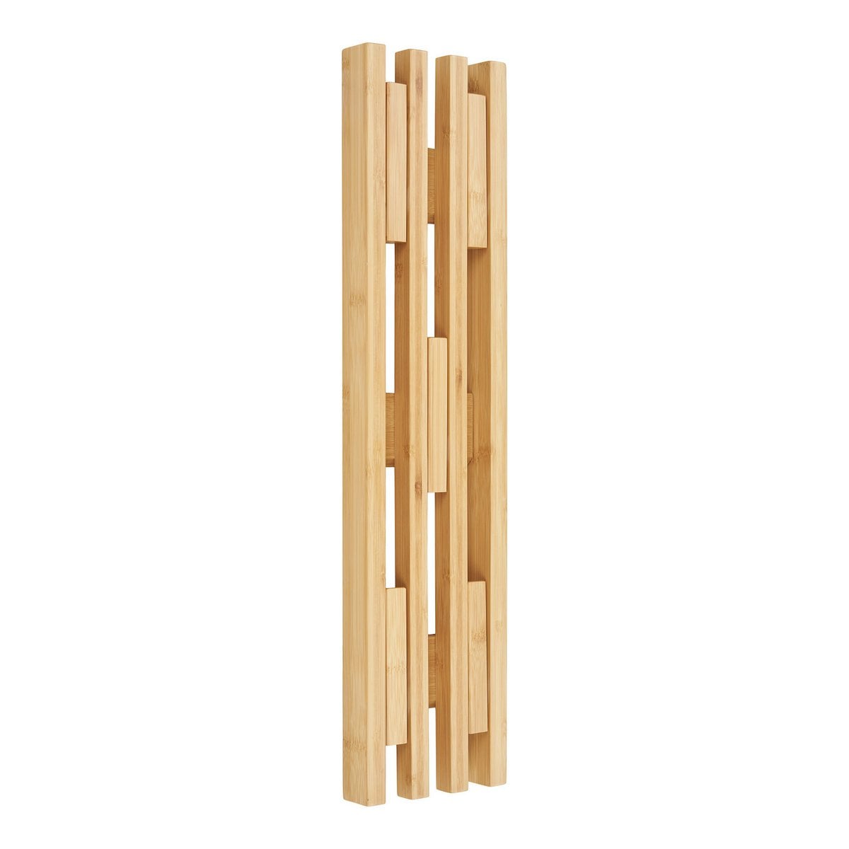 Porte-manteau en bambou naturel dans un intérieur scandinave
