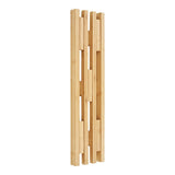Porte-manteau en bambou naturel dans un intérieur scandinave
