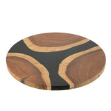 Détail de la planche à découper J-Line, mettant en valeur la texture du bois et la finition noire