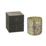 Bougie parfumée J-Line Thé & Herbes avec son étiquette, mise en scène décorative