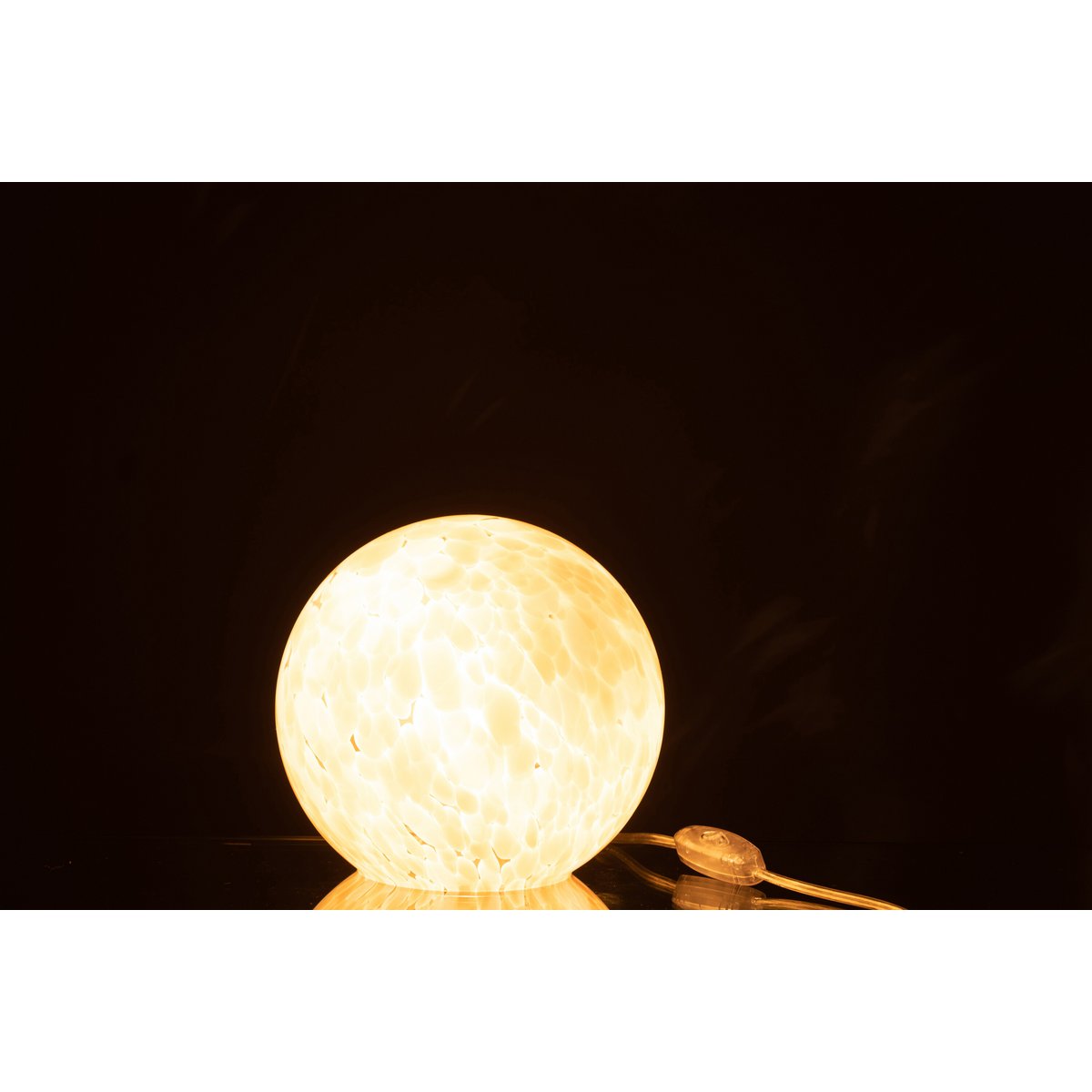Détail de la lampe J-Line Melissa Round en verre beige