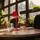 Lampe de table rechargeable rouge Ava Berry