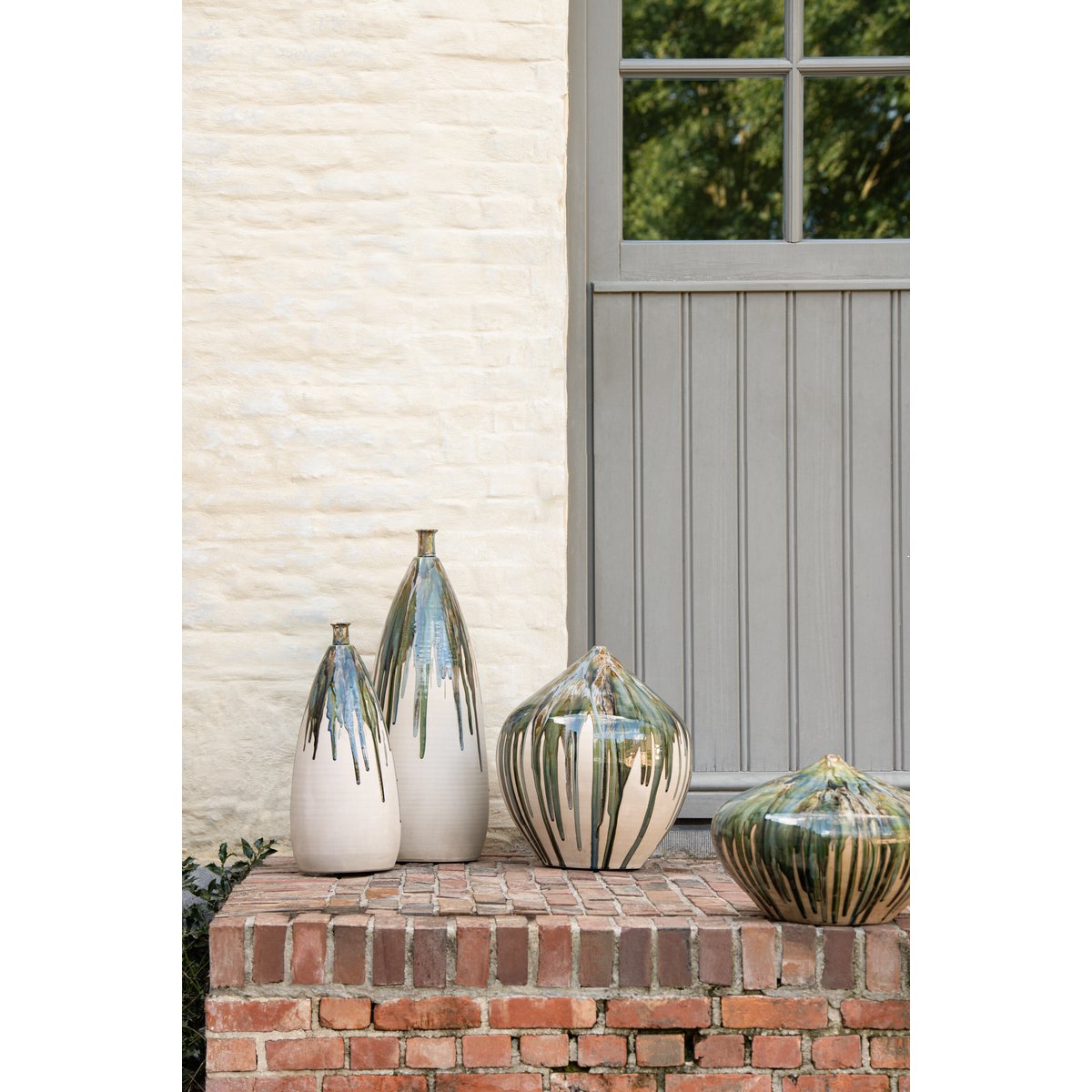 Vase J-Line dans un décor moderne, ajoutant une touche de couleur