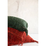 Housse de coussin Oh My Gee en rouge cerise sur une terrasse