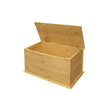 Coffre en bois massif avec objets de décoration, vue d'ensemble