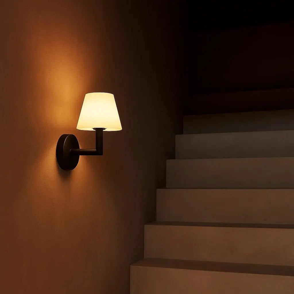 Vue de l'applique Ted allumée en mode lumière ambiante