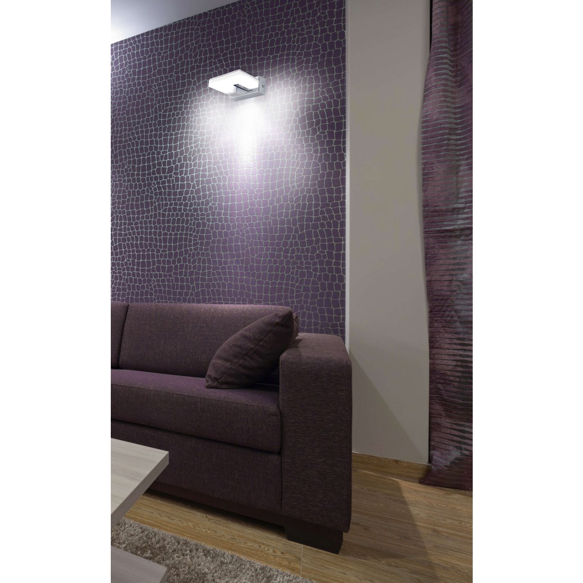 Applique murale LED Vareta en argent, parfaite pour tous les intérieurs.