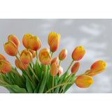 Bouquet de Tulipes Orange J-Line posé sur une table en bois