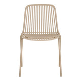 Chaise Branson empilée pour un rangement facile.