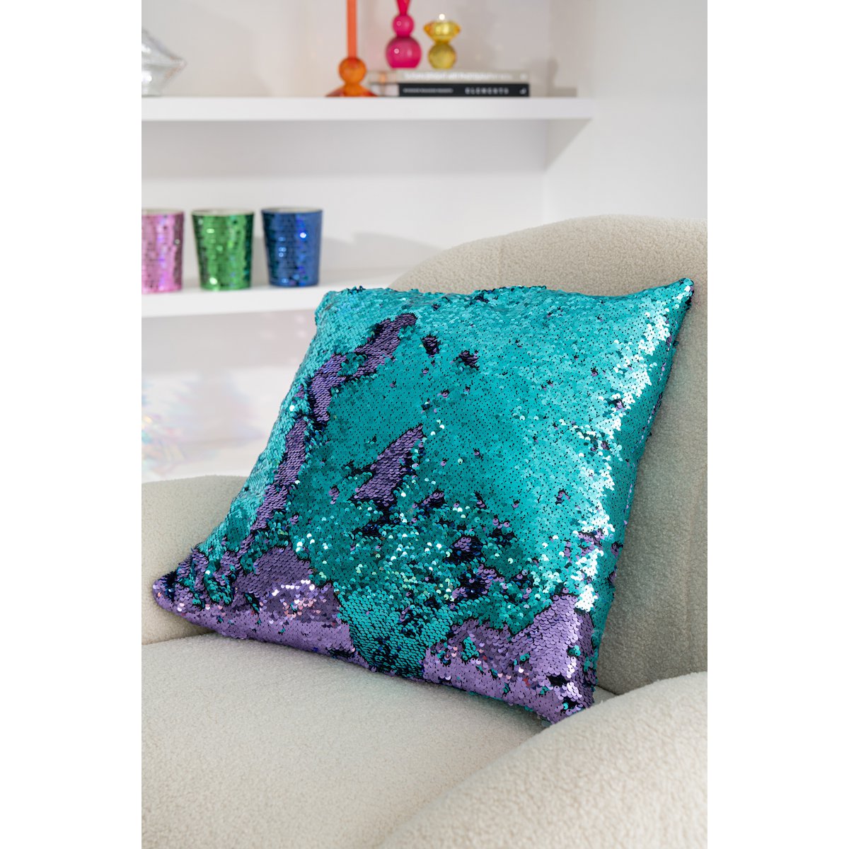 Coussin J-Line dans un décor de chambre contemporaine