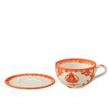 Détail de la tasse et soucoupe J-Line Grenade, mettant en valeur les couleurs vives et le design artisanal