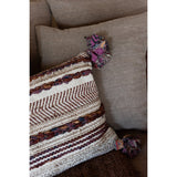 Coussin Chindi sur un canapé, illustrant son intégration dans un décor boho chic.