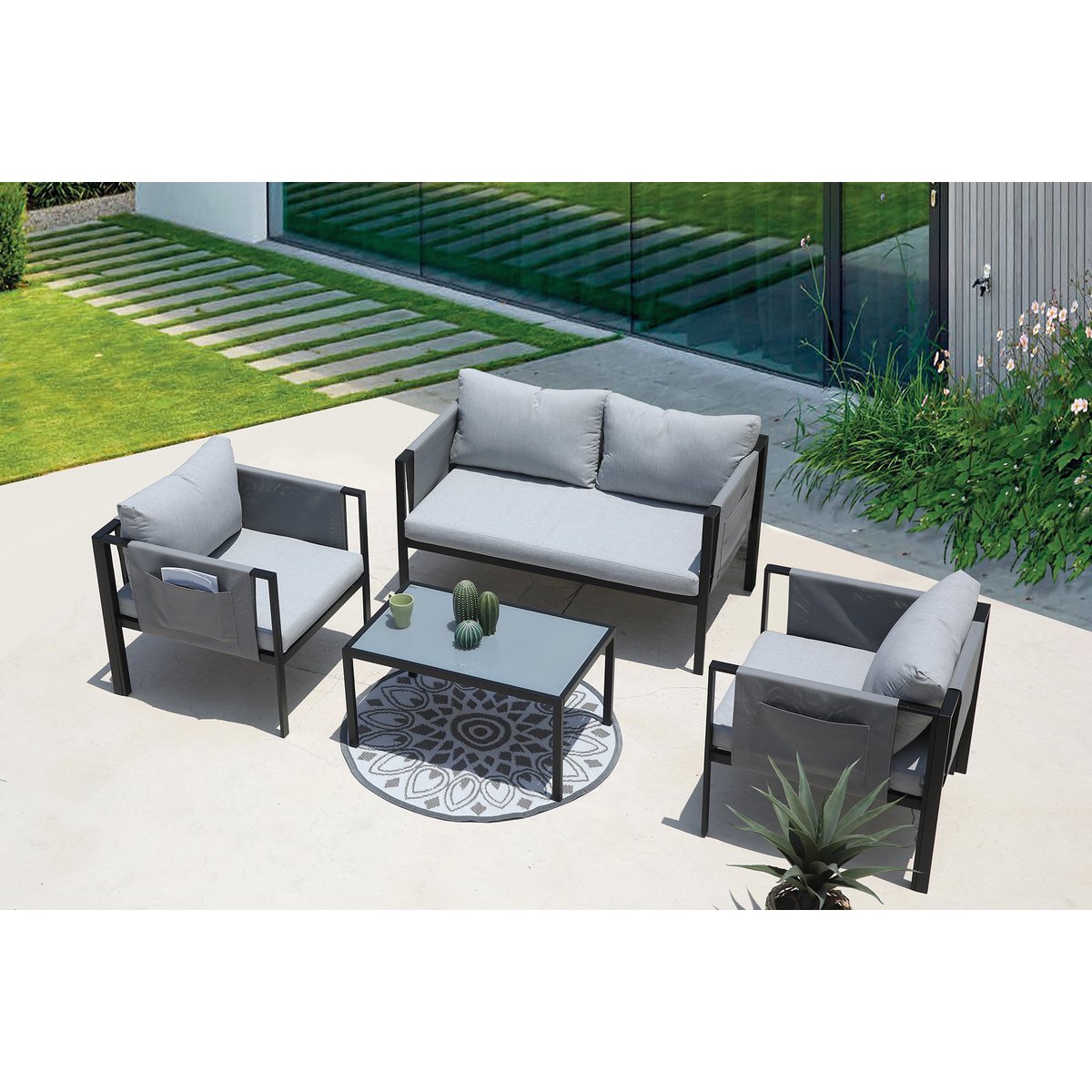 Salon de jardin avec table basse en verre et coussins