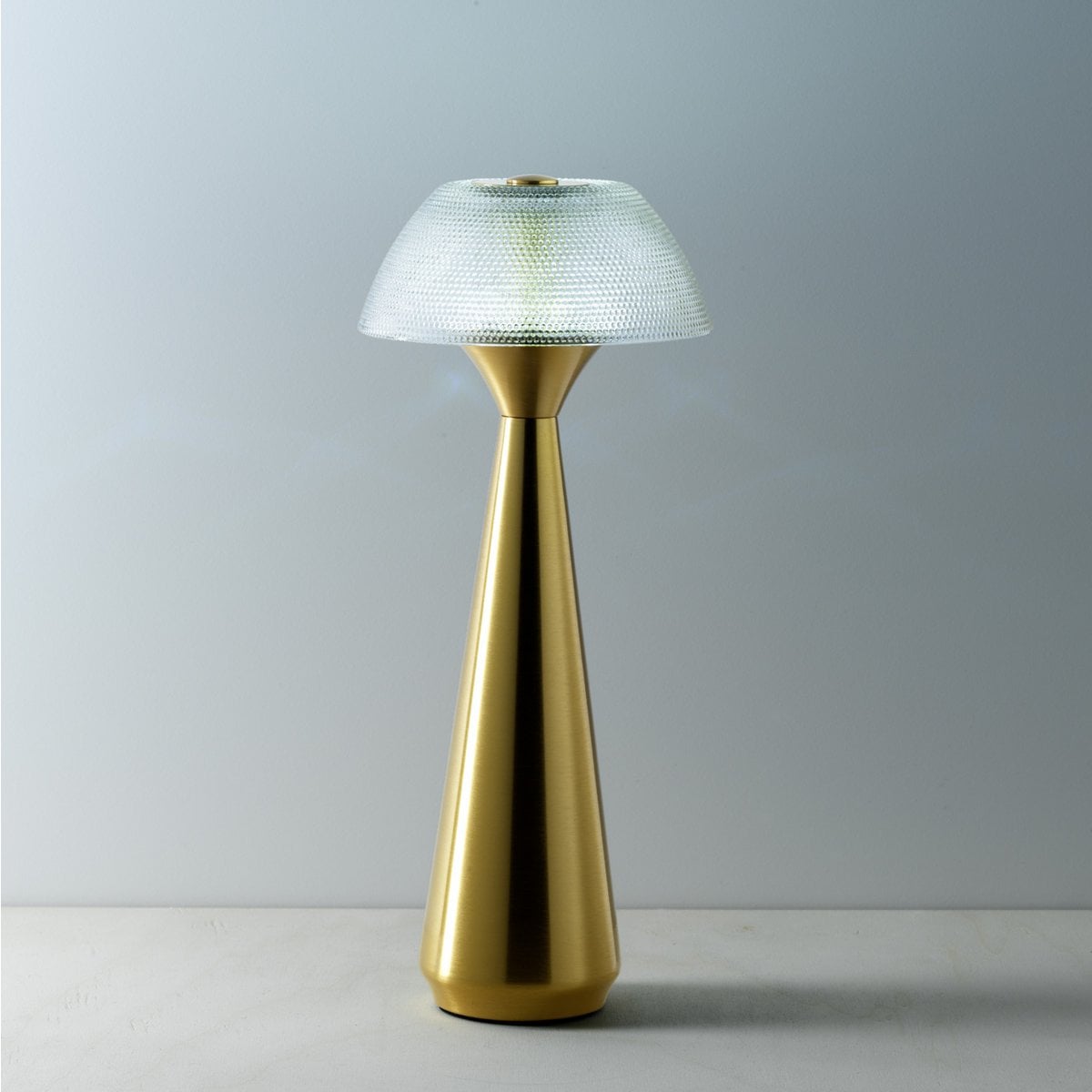 Lampe Mushlampio sur une table de chevet, ambiance chaleureuse