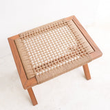 Grand tabouret en bois INDRA (beige) en Trembesi avec une surface d'assise en papier recyclé tissé