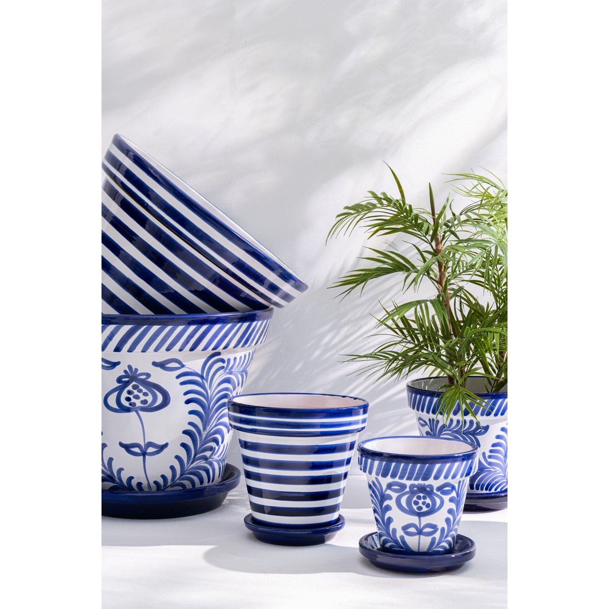 Vue latérale du pot de fleurs J-Lline Granada Stripes sur une table