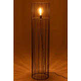 Lampe J-Line allumée, éclairant un salon moderne