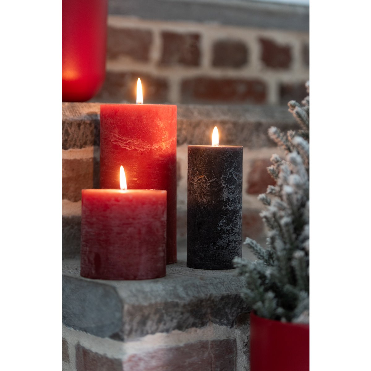 Bougie noire J-Line sur une table moderne, créant une ambiance chaleureuse