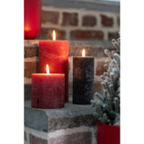 Bougie noire J-Line sur une table moderne, créant une ambiance chaleureuse